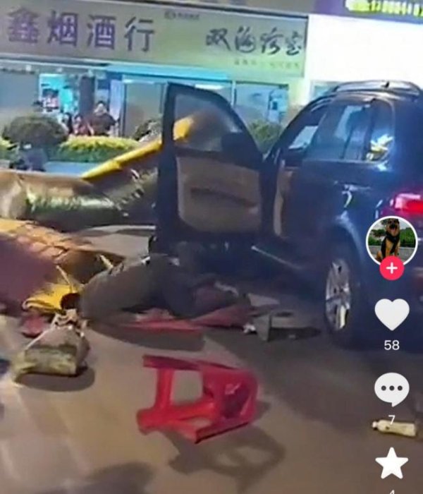 犀牛配资 福建一男子驾车疑撞人 镇政府回应：男子有饮酒 已被警方控制