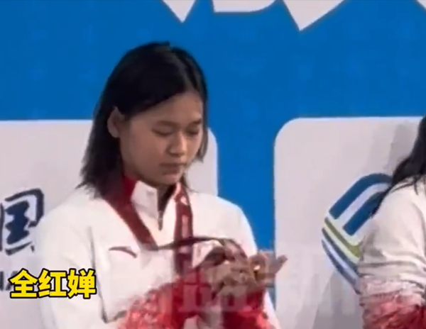 德邦国际 全红婵全运首金现两动容时刻！手缠胶布，颁奖抚摸金牌，一路不易